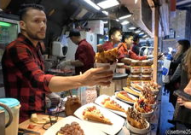 三个老人带小姐姐吃鸡蛋,温馨时光定格美好瞬间